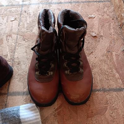 LADIES BOOTS SIZE 7 1/2 AND HATS, GLOVES AND SCARF