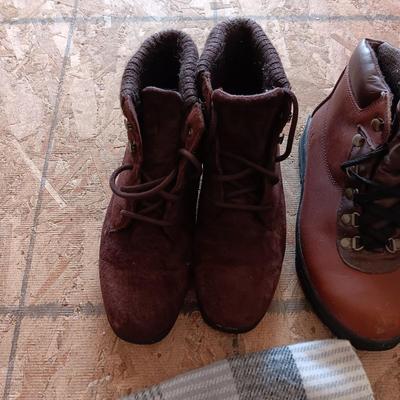 LADIES BOOTS SIZE 7 1/2 AND HATS, GLOVES AND SCARF