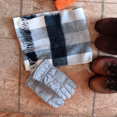 LADIES BOOTS SIZE 7 1/2 AND HATS, GLOVES AND SCARF