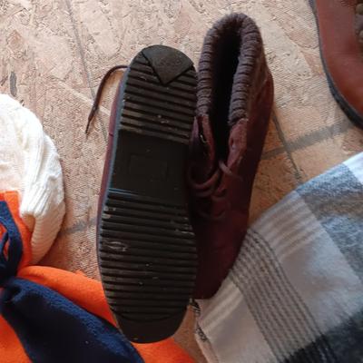 LADIES BOOTS SIZE 7 1/2 AND HATS, GLOVES AND SCARF