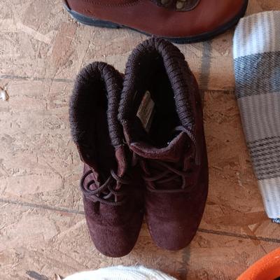 LADIES BOOTS SIZE 7 1/2 AND HATS, GLOVES AND SCARF