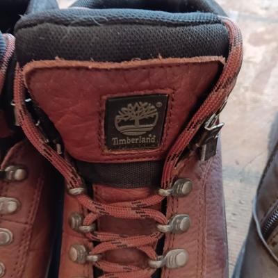 LADIES BOOTS SIZE 7 1/2 AND WINTER HATS