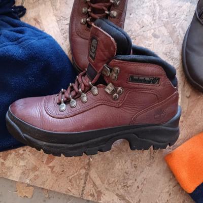 LADIES BOOTS SIZE 7 1/2 AND WINTER HATS