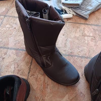 LADIES BOOTS SIZE 7 1/2 AND WINTER HATS