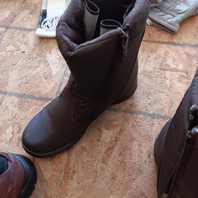 LADIES BOOTS SIZE 7 1/2 AND WINTER HATS