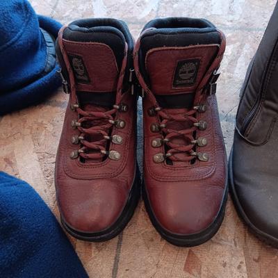 LADIES BOOTS SIZE 7 1/2 AND WINTER HATS