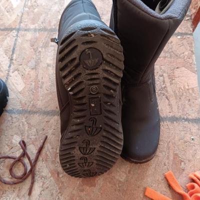 LADIES BOOTS SIZE 7 1/2 AND WINTER HATS