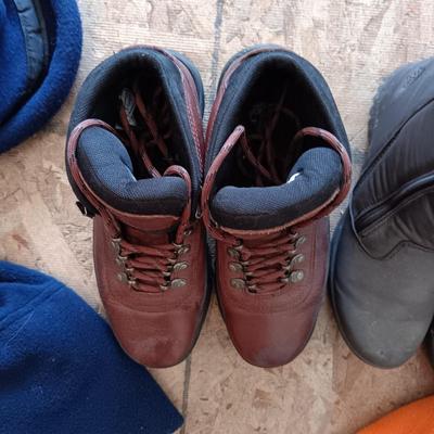 LADIES BOOTS SIZE 7 1/2 AND WINTER HATS