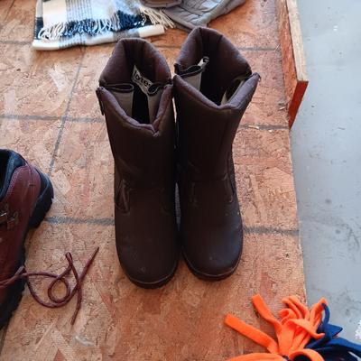 LADIES BOOTS SIZE 7 1/2 AND WINTER HATS
