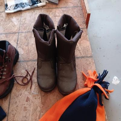 LADIES BOOTS SIZE 7 1/2 AND WINTER HATS