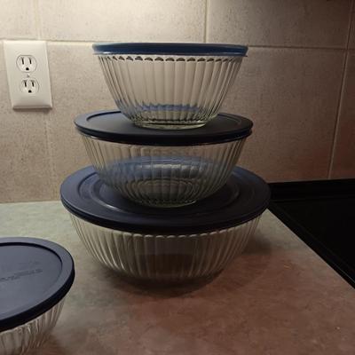 4 GLASS PYREX BOWLS WITH LIDS