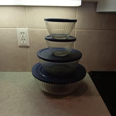 4 GLASS PYREX BOWLS WITH LIDS