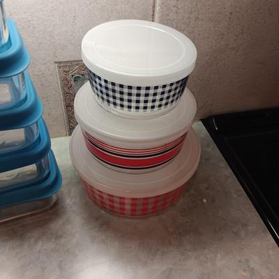 5 GLASS ZIPLOC CONTAINERS WITH LIDS AND 3 PLASTIC BOWLS WITH LIDS
