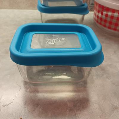 5 GLASS ZIPLOC CONTAINERS WITH LIDS AND 3 PLASTIC BOWLS WITH LIDS