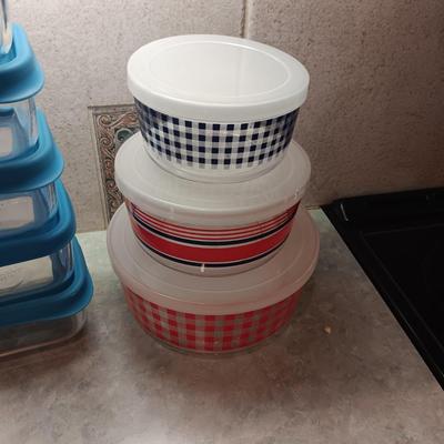 5 GLASS ZIPLOC CONTAINERS WITH LIDS AND 3 PLASTIC BOWLS WITH LIDS