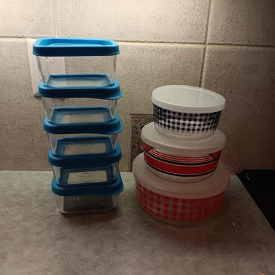 5 GLASS ZIPLOC CONTAINERS WITH LIDS AND 3 PLASTIC BOWLS WITH LIDS