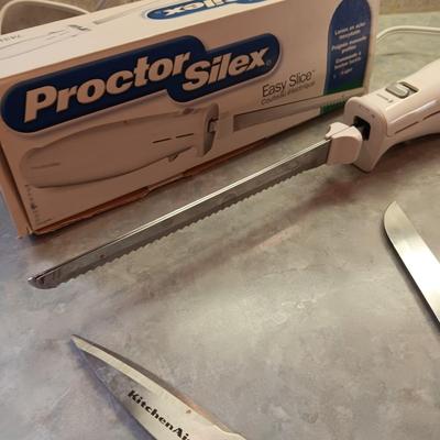 ELECTRIC KNIFE AND OTHER CUTLERY PLUS A WOODEN CUTTING BOARD