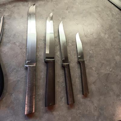 ELECTRIC KNIFE AND OTHER CUTLERY PLUS A WOODEN CUTTING BOARD