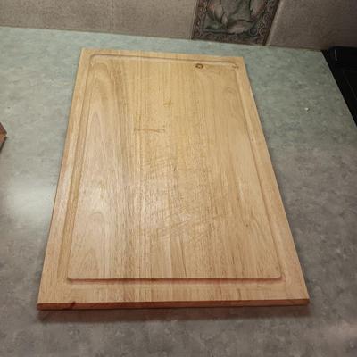 ELECTRIC KNIFE AND OTHER CUTLERY PLUS A WOODEN CUTTING BOARD
