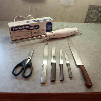 ELECTRIC KNIFE AND OTHER CUTLERY PLUS A WOODEN CUTTING BOARD