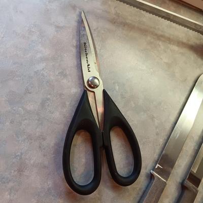 ELECTRIC KNIFE AND OTHER CUTLERY PLUS A WOODEN CUTTING BOARD