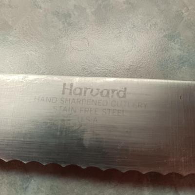 ELECTRIC KNIFE AND OTHER CUTLERY PLUS A WOODEN CUTTING BOARD