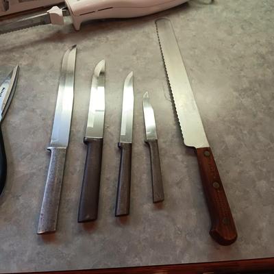 ELECTRIC KNIFE AND OTHER CUTLERY PLUS A WOODEN CUTTING BOARD