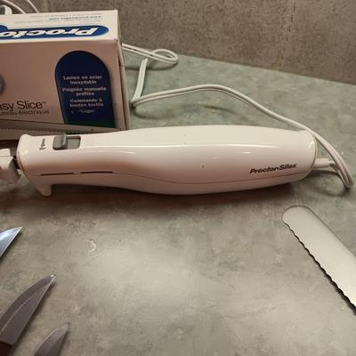 ELECTRIC KNIFE AND OTHER CUTLERY PLUS A WOODEN CUTTING BOARD
