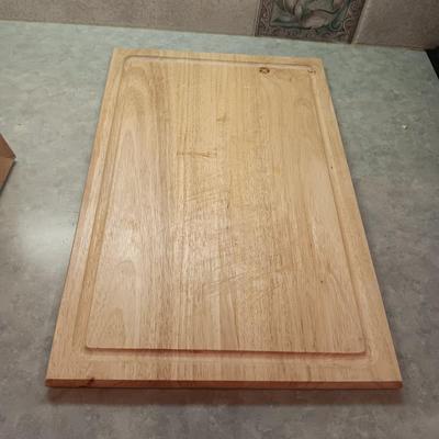 ELECTRIC KNIFE AND OTHER CUTLERY PLUS A WOODEN CUTTING BOARD