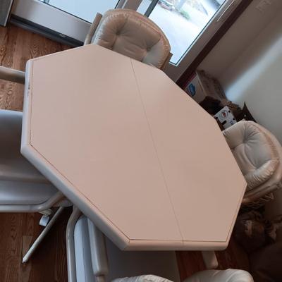 WHITE OCTAGON SHAPED TABLE WITH 4 WHITE VINYL CHAIRS ON CASTERS PLUS 1 LEAF