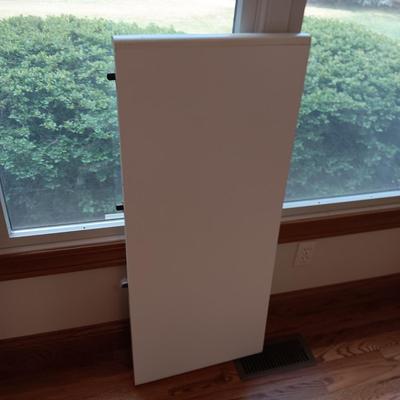 WHITE OCTAGON SHAPED TABLE WITH 4 WHITE VINYL CHAIRS ON CASTERS PLUS 1 LEAF