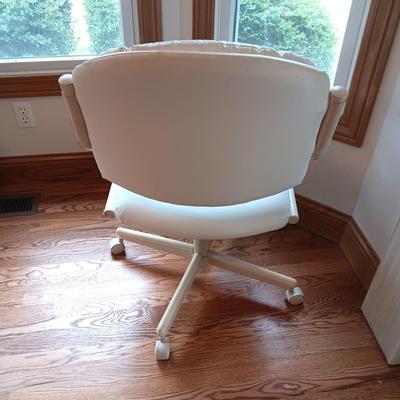WHITE OCTAGON SHAPED TABLE WITH 4 WHITE VINYL CHAIRS ON CASTERS PLUS 1 LEAF