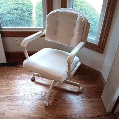 WHITE OCTAGON SHAPED TABLE WITH 4 WHITE VINYL CHAIRS ON CASTERS PLUS 1 LEAF