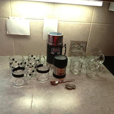 GLASS COFFEE CUPS AND 2 THERMOSES