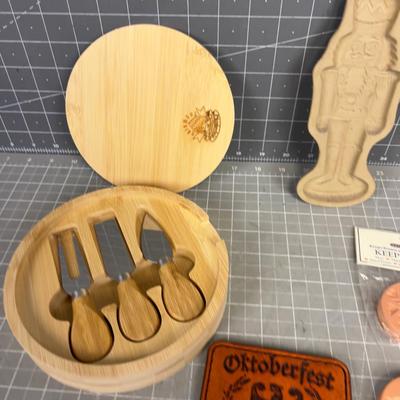 Mixed Household Lot: Cookie Mold, Cheese Knife, Etc. 