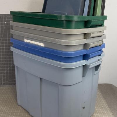 5 Large Rubbermaid tubs with lids 