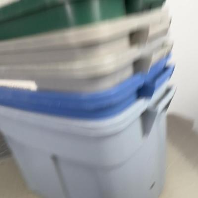 5 Large Rubbermaid tubs with lids 
