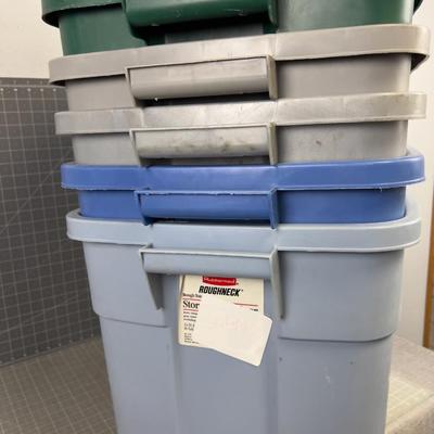 5 Large Rubbermaid tubs with lids 