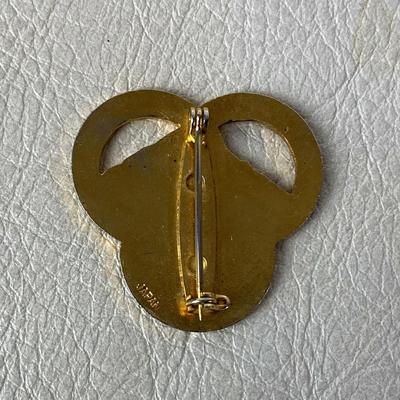 vintage SUN VALLEY RESORT IDAHO ENAMELED SKI PIN