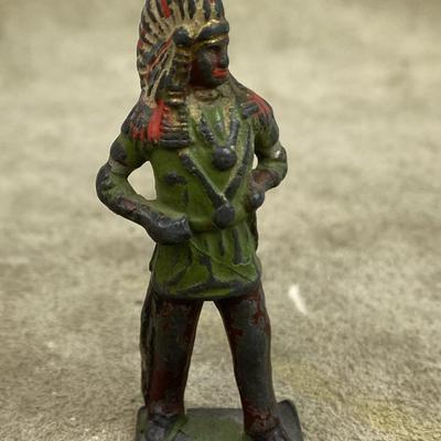 vintage BRITAINS & JOHILLCO LEAD TOY INDIAN CHIEF FIGURES pair 