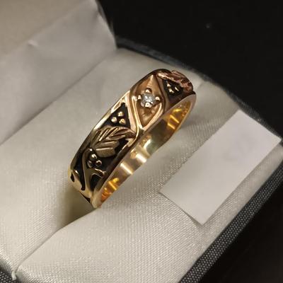 MEN'S 14K GOLD RING WITH A DIAMOND 5.96g SIZE 10 1/2