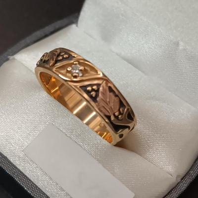 MEN'S 14K GOLD RING WITH A DIAMOND 5.96g SIZE 10 1/2