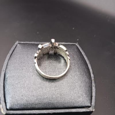 STERLING SILVER RING WITH PURPLE STONES 4.75g SIZE 7 3/4