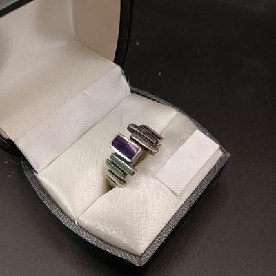 STERLING SILVER RING WITH PURPLE STONES 4.75g SIZE 7 3/4
