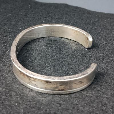 STERLING SILVER BRACELET MARKED "ARTIE YELLOWHORSE" 47.32g