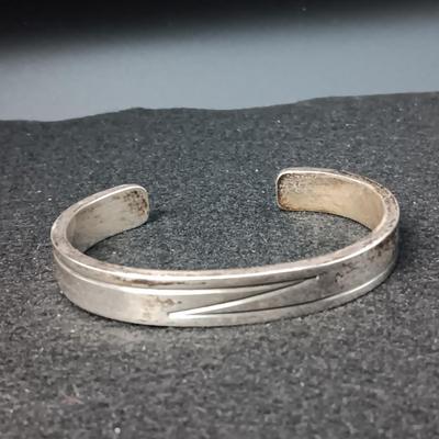 STERLING SILVER BRACELET MARKED "ARTIE YELLOWHORSE" 47.32g