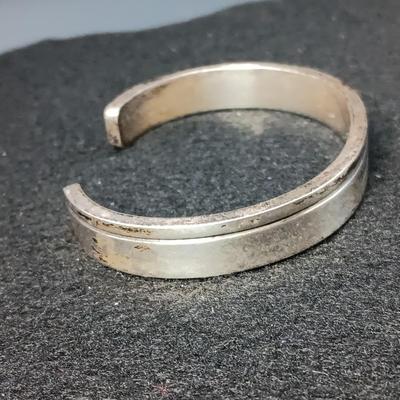 STERLING SILVER BRACELET MARKED "ARTIE YELLOWHORSE" 47.32g