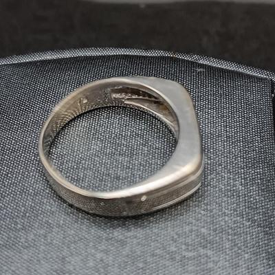14K WHITE GOLD RING WITH 3 DIAMONDS 5.32g SIZE 7 1/2