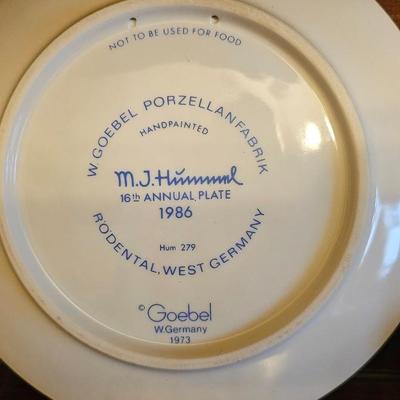 Hummel Collector plate and figurines 1986 16th Annual