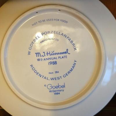 Hummel Collectors Plate 1988 18th Annual w/figurines